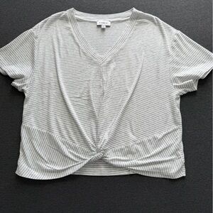 Evereve Gray & White Striped V-Neck Twist Front Tee